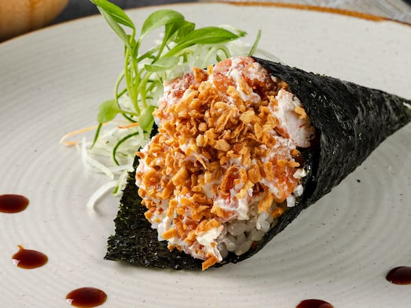 Temaki camarão com alho torrado