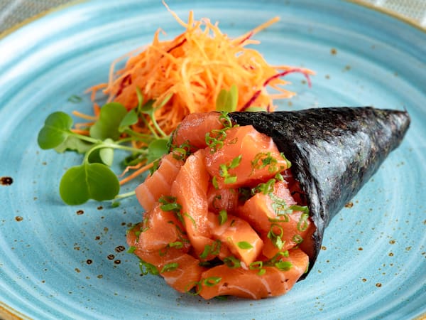 Temaki salmão com cebolinha